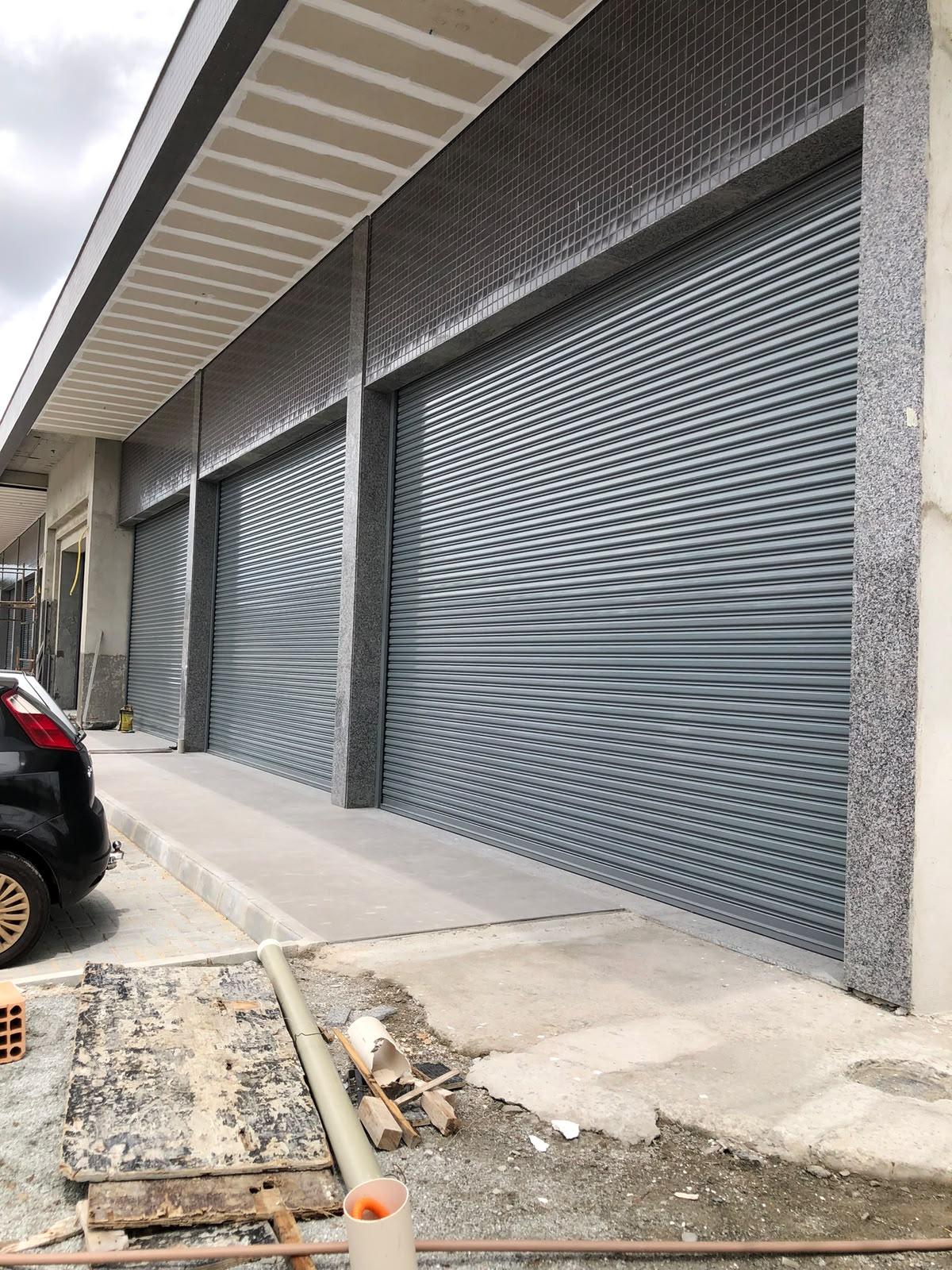 Fachada com porta de enrolar automática